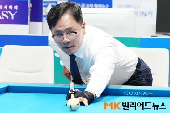 25/26시즌 PBA 개막전 타이틀 스폰서인 우리금융캐피탈 기동호 구단주가 시타하고 있다.