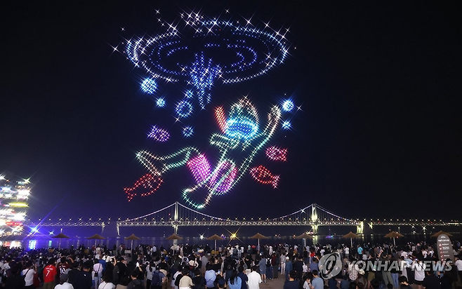 지난달 부산 수영구 광안리해수욕장에서 ‘광안리 M 드론라이트쇼 다시 보고 싶은 베스트컷’ 특별공연이 펼쳐지고 있다. [연합뉴스]