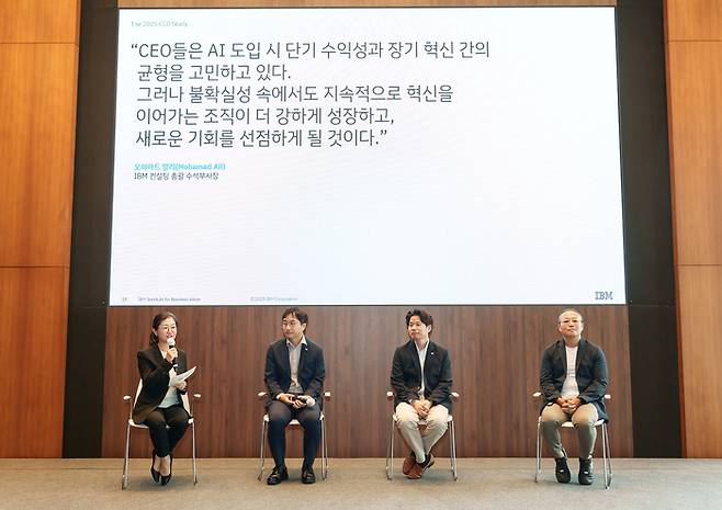 왼쪽부터 한국IBM 컨설팅 김현정 대표, 미래에셋증권 AI 솔루션본부 주세민 본부장(상무), 서울AI재단 AI 혁신사업본부 주성환 본부장,  코웨이 DX 센터 김동현 센터장(전무) 모습. <사진=한국 IBM>