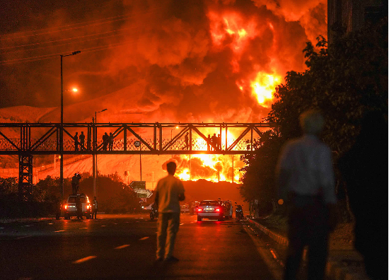 이스라엘이 15일 새벽(현지 시각) 이란 수도 테헤란의 한 정유소를 공격한 가운데 피해를 입은 정유 시설에서 큰 불길과 연기가 치솟고 있다. (사진=연합뉴스)