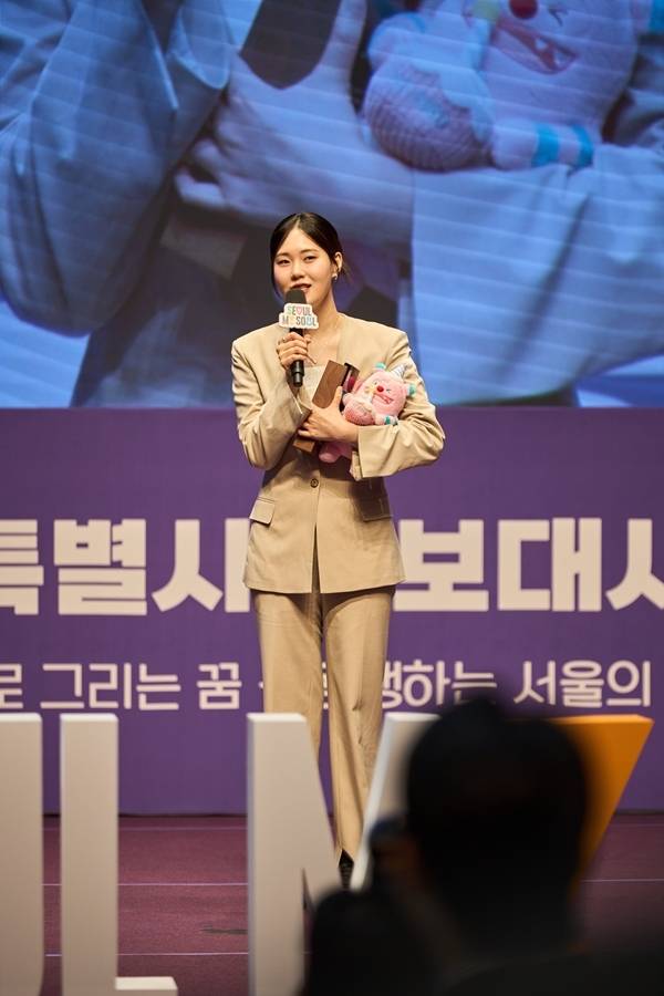 방송인 엄지윤이 다양한 세대들로부터 공감을 얻어 서울시 홍보대사로 위촉됐다. / 사진 = 메타코미디