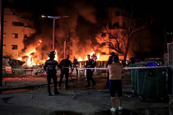 (텔아비브 로이터=뉴스1) 김경민 기자 = 이란의 미사일 공격으로 이스라엘 텔아비브 건물에 화재가 발생했다. 2025.6.16 /로이터=뉴스1