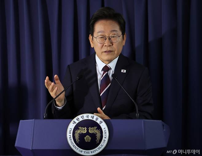 [캘거리=뉴시스] 최진석 기자 = 이재명 대통령이 16일(현지 시간)  주요 7개국(G7) 정상회의 참석을 위해 캐나다 앨버타주 캘거리로 향하는 공군 1호기에서 기자간담회를 하고 있다. 2025.06.17. myjs@newsis.com /사진=최진석