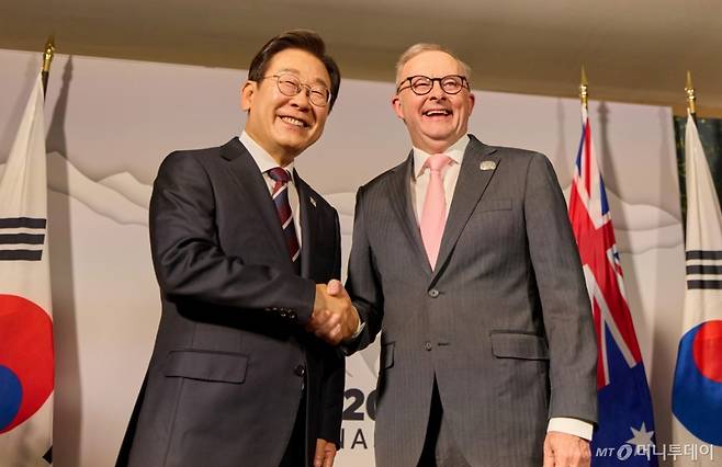 [캘거리=뉴시스] 최진석 기자 = 주요 7개국(G7) 정상회의 참석차 캐나다를 방문한 이재명 대통령이 16일(현지 시간) 캘거리 한 호텔에서 앤서니 앨버니지 호주 총리와 한-호주 정상회담에 앞서 악수하고 있다. (공동취재) 2025.06.17. myjs@newsis.com /사진=