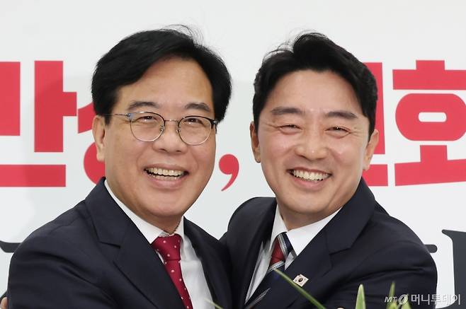 [서울=뉴시스] 고승민 기자 = 송언석 국민의힘 원내대표와 강훈식 대통령 비서실장이 17일 서울 여의도 국회에서 만나 포옹하며 기념촬영하고 있다. 2025.06.17. kkssmm99@newsis.com /사진=고승민