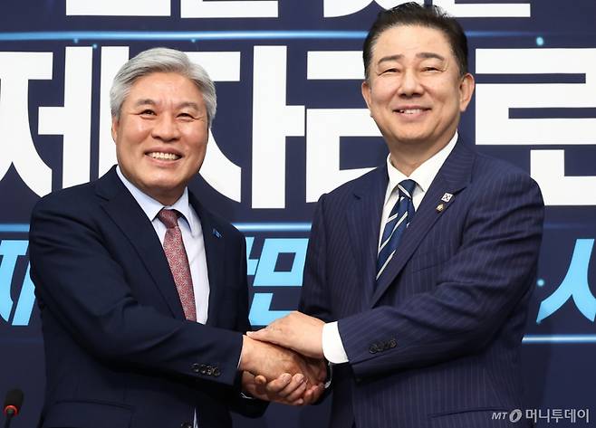 (서울=뉴스1) 김민지 기자 = 김병기 더불어민주당 대표 직무대행 겸 원내대표가 17일 오후 서울 여의도 국회에서 서왕진 조국혁신당 원내대표를 예방하며 기념촬영을 하고 있다. 2025.6.17/뉴스1 Copyright (C) 뉴스1. All rights reserved. 무단 전재 및 재배포, AI학습 이용 금지. /사진=(서울=뉴스1) 김민지 기자