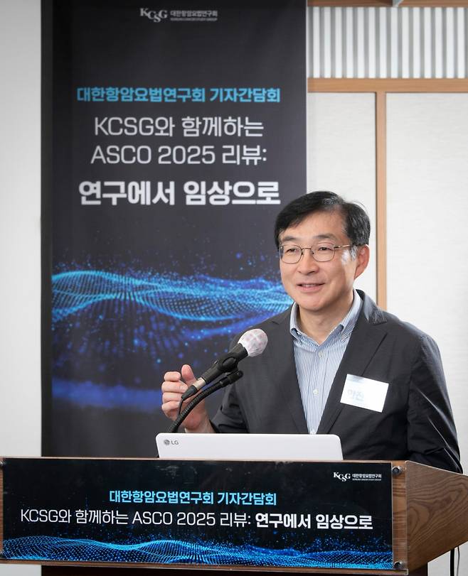 안진석 대한항암요법연구회 회장(삼성서울병원 혈액종양내과)이 17일 한국프레스센터에서 개최한 기자간담회에서 항암치료의 최신 지견을 공유하고 있다. /사진=대한항암요범연구회