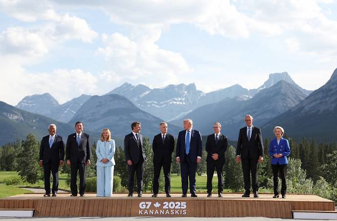 중동국가 이스라엘과 이란간의 무력충돌이 5일째를 이어가고 있다. 도널드 트럼프 미국 대통령을 포함한 G7 인사들이 16일(현지시각) 캐나다 앨버타주 카나스카이스에서 열린 G7 정상회의에서 기념 사진을 찍고 있는 모습. /사진=로이터