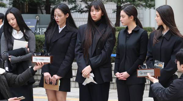 뉴진스 멤버들이 독자 활동을 금지한 법원 결정에 불복해 즉시항고했지만 기각당했다. 사진은 그룹 뉴진스(NJZ 하니, 민지, 혜인, 해린, 다니엘)가 지난 3월7일 오후 서울 서초구 서울중앙지방법원에서 열린 '어도어, 뉴진스 상대 기획사 지위보전 및 광고계약 체결 등 금지 가처분' 심문기일을 마친 후 취재진의 질문에 답변하고 있는 모습. /사진=뉴시스