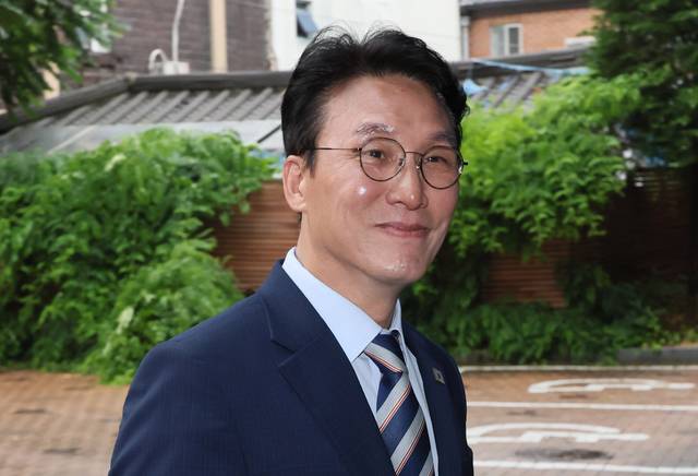 김민석 국무총리 후보자가 16일 서울 종로구 통의동 금융감독연수원에 마련된 청문회 준비단 사무실로 출근하고 있다. 연합뉴스