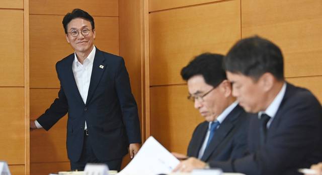 오늘은 사회분야 업무보고  : 김민석(왼쪽) 국무총리 후보자가 17일 오전 서울 종로구 통의동 금융감독원 연수원에 마련된 청문회 준비단 사무실에서 열린 사회분야 부처 업무보고에 참석하고 있다.  윤성호 기자