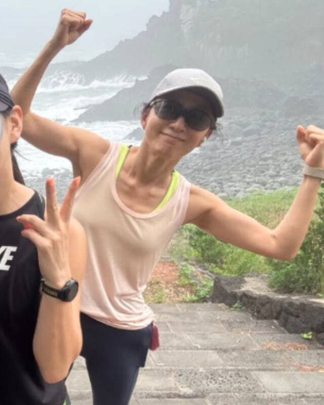 배우 김희애가 단단한 팔근육을 자랑했다./ 김희애 개인 인스타그램