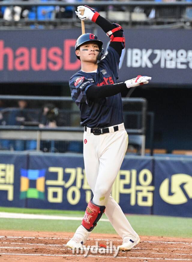 2025년 4월 25일 오후 서울 잠실구장에 진행된 '2025 신한 SOL뱅크 KBO 리그' 롯데 자이언츠와 두산 베어스의 경기. 롯데 윤동희가 2회초 무사 1루서 헛스윙을 한 뒤 아쉬워하고 있다./마이데일리