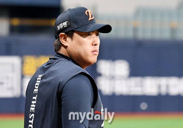 9일 오후 서울 고척동 고척스카이돔에서 진행된 '2025 프로야구 KBO리그' 키움히어로즈와 한화 이글스의 경기. 한화 류현진이 경기전 훈련에 나서고 있다./마이데일리