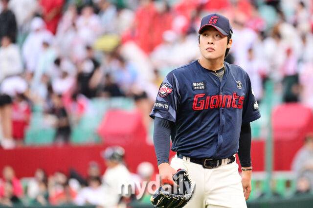 15일 오후 인천SSG랜더스필드에서 진행된 '2025 프로야구 KBO리그' 롯데-SSG의 경기. 롯데 선발 이민석이 4회말 1사 만루에서 조형욱과 김성욱을 삼진으로 잡은 뒤 더그아웃으로 향하고 있다./마이데일리