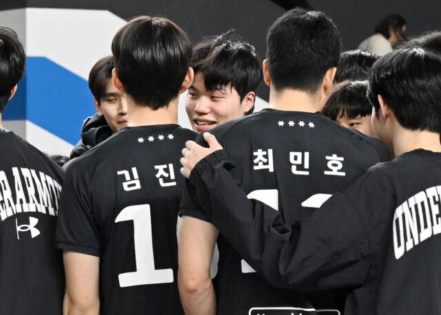 경기 중 모여 각오를 다지는 김진영-손찬홍(사진 중앙)-최민호./KOVO