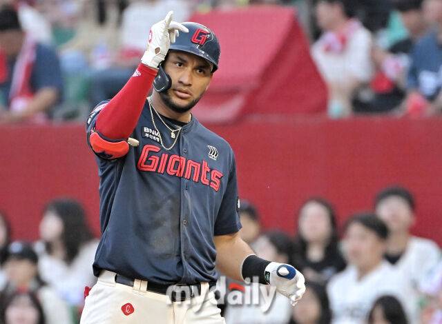 14일 오후 인천 문학동 SSG랜더스필드에서 진행된 '2025 프로야구 KBO리그' SSG랜더스와 롯데자이언츠의 경기. 롯데 레이예스가 8회초 2사 1루서 안타를 친 뒤 환호하고 있다./마이데일리