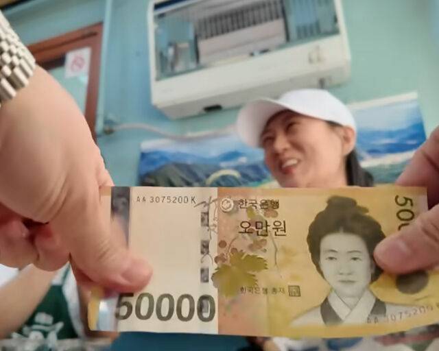 장윤정이 제작진에게 현금을 선물로 줘 화제가 됐다. / 유튜브 '도장TV'