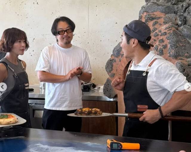 김병만이 화덕에서 피자를 굽는 것에 대해 진지하게 설명하고 있다. / 예지원 소셜미디어