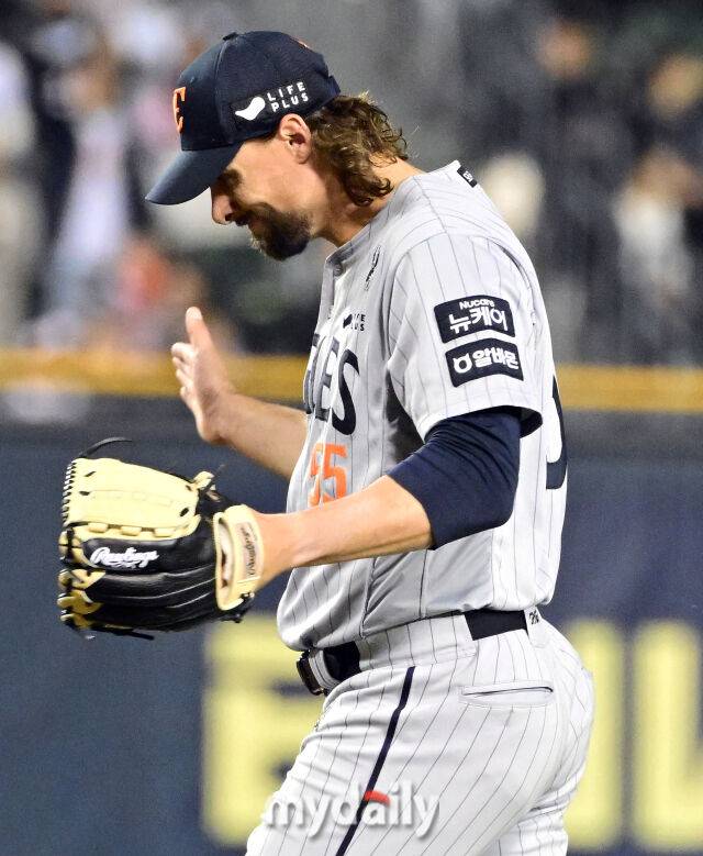 2025년 4월 10일 오후 서울 잠실구장에서 진행된 '2025 신한 SOL뱅크 KBO 리그' 한화 이글스와 두산 베어스의 경기. 한화 선발투수 와이스가 8회말 2사 후 교체가 되자 아쉬워하고 있다./마이데일리