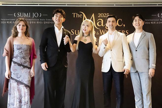 소프라노 조수미와 콩쿠르 입상자들 [PRM제공]