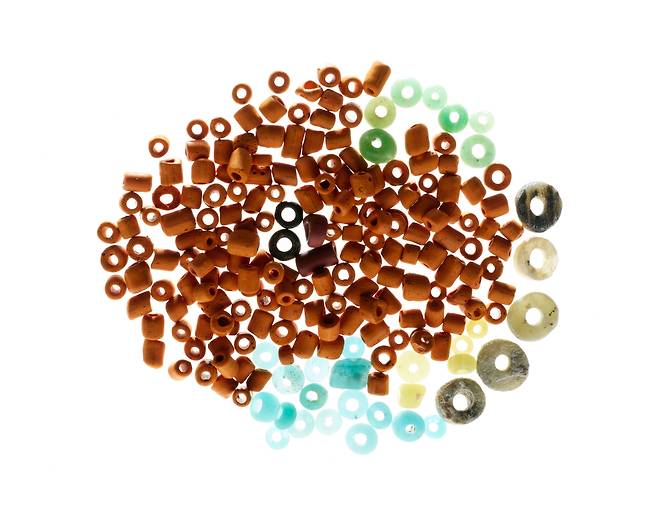 공주 왕릉원 1호분에서 출토된 여러 종류의 유리구슬. [국립부여문화유산연구소]