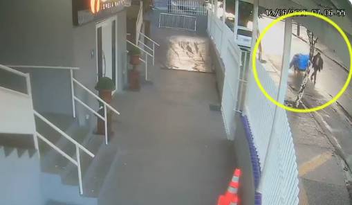 브라질에서 10대 여성을 살해한 중국인이 방수포가 덮인 손수레를 운반하는 모습. 피해자는 방수포에 덮인 채 숨져 있었다. [G1 캡처]