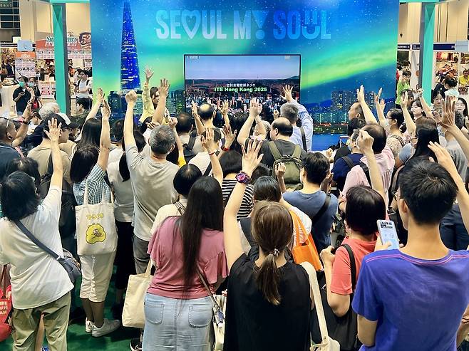 홍콩국제관광박람회 현장 서울홍보관에서 서울관광 퀴즈쇼에 참가하는 현지 참관객들