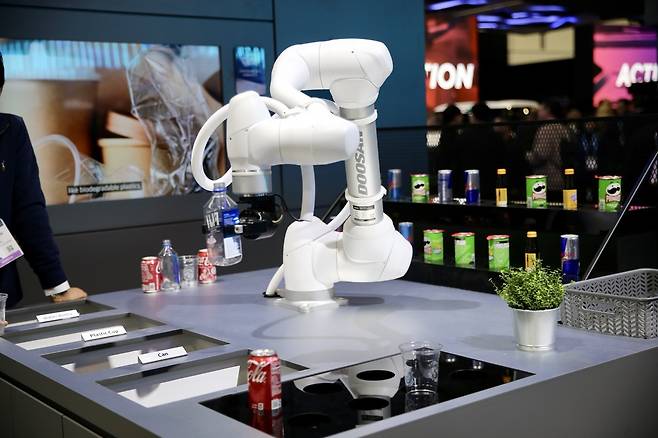 두산로보틱스가 2024 CES에서 선보인 재활용 분류 로봇 솔루션. [두산로봇틱스 제공]