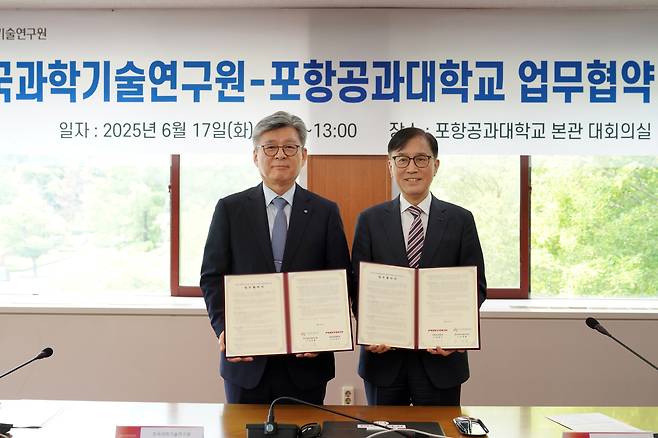 오상록 (왼쪽) KIST 원장과 김성근 POSTECH 총장이 업무협약 후 기념촬영을 하고 있다.[KIST 제공]