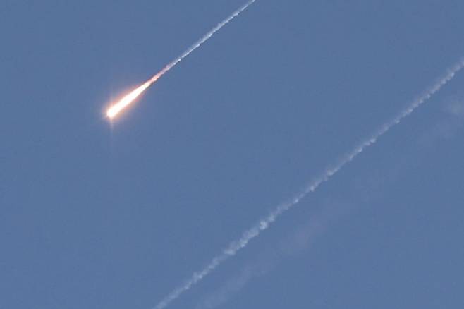 17일(현지시간) 이스라엘 예루살렘 상공을 가로지르는 발사체. [EPA]