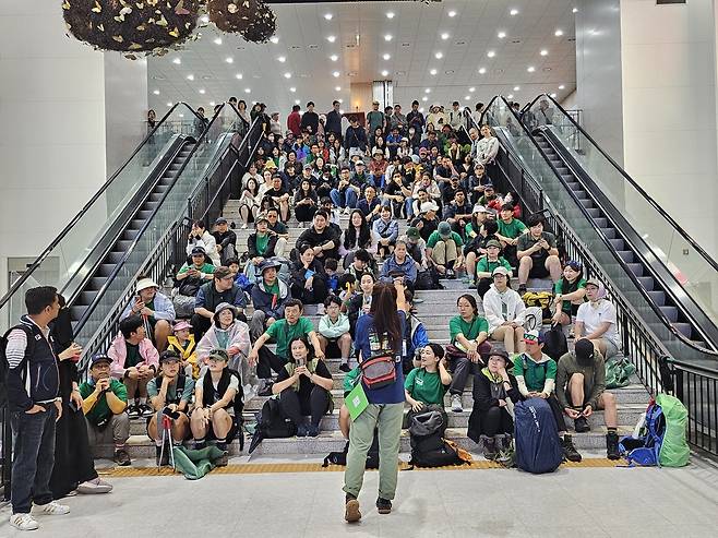 14일 강원도 영월에서 클린하이커스가 주최해 열린 ‘제1회 쓰레기줍기대회’를 시작하기에 앞서 주최 측이 사전 설명을 하고 있다. 김광우 기자.