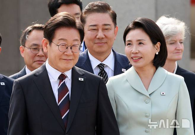 [성남=뉴시스] 고범준 기자 = 이재명 대통령과 김혜경 여사가 캐나다에서 열리는 주요 7개국(G7) 정상회의에 참석하기 위해 16일 경기 성남 서울공항에서 공군 1호기에 탑승하기 위해 이동하고 있다. 2025.06.16. bjko@newsis.com