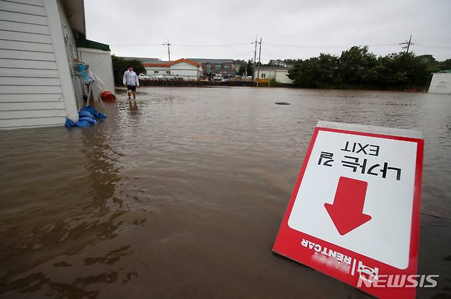 [제주=뉴시스] 우장호 기자 = 제14호 태풍 '찬투(CHANTHU)'가 제주를 통과한 2021년 9월 17일 오전 제주시 용담2동에 위치한 상가 건물과 부지가 불어난 빗물에 침수돼 배수작업이 이뤄지고 있다. (사진은 기사와 직접 관련이 없습니다.) 2021.09.17. woo1223@newsis.com