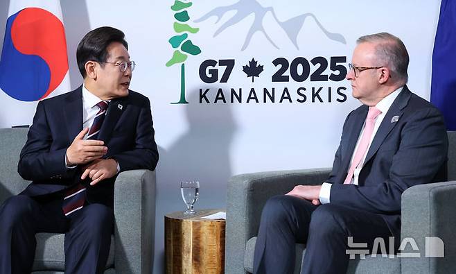 [캘거리=뉴시스] 최진석 기자 = 주요 7개국(G7) 정상회의 참석차 캐나다를 방문한 이재명 대통령이 16일(현지 시간) 캘거리 한 호텔에서 앤서니 앨버니지 호주 총리와 한-호주 정상회담을 하고 있다. 2025.06.17. myjs@newsis.com