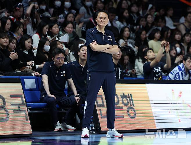 [고양=뉴시스] 이영환 기자 = 지난해 11월24일 오후 경기 고양시 고양 소노 아레나에서 열린 '2025 국제농구연맹(FIBA) 아시아컵 예선' 4차전 호주와 한국의 경기, 한국 안준호 감독이 경기를 지켜보고 있다. 2024.11.24. 20hwan@newsis.com