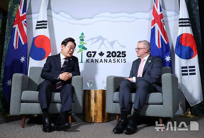 [캘거리=뉴시스] 최진석 기자 = 주요 7개국(G7) 정상회의 참석차 캐나다를 방문한 이재명 대통령이 16일(현지 시간) 캘거리 한 호텔에서 앤서니 앨버니지 호주 총리와 한-호주 정상회담을 하고 있다. 2025.06.17. myjs@newsis.com