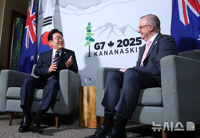 [캘거리=뉴시스] 최진석 기자 = 주요 7개국(G7) 정상회의 참석차 캐나다를 방문한 이재명 대통령이 16일(현지 시간) 캘거리 한 호텔에서 앤서니 앨버니지 호주 총리와 한-호주 정상회담을 하고 있다. 2025.06.17. myjs@newsis.com