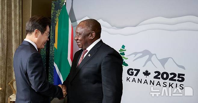 [캘거리=뉴시스] 최진석 기자 = 주요 7개국(G7) 정상회의 참석차 캐나다를 방문한 이재명 대통령이 16일(현지 시간) 캘거리 한 호텔에서 열린 시릴 라마포사 남아공 대통령과 한-남아공 정상회담에서 악수하고 있다. (공동취재) 2025.06.17. myjs@newsis.com