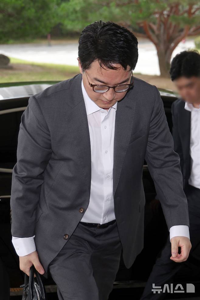 [서울=뉴시스] 김선웅 기자 = 심우정 검찰총장이 17일 서울 서초구 대검찰청으로 출근하며 취재진을 향해 인사하고 있다. 심 총장은 지난해 10월 김주현 당시 대통령실 민정수석과 도·감청 방지 휴대전화인 비화폰으로 두 차례 통화한 사실이 확인됐다. 2025.06.17. mangusta@newsis.com