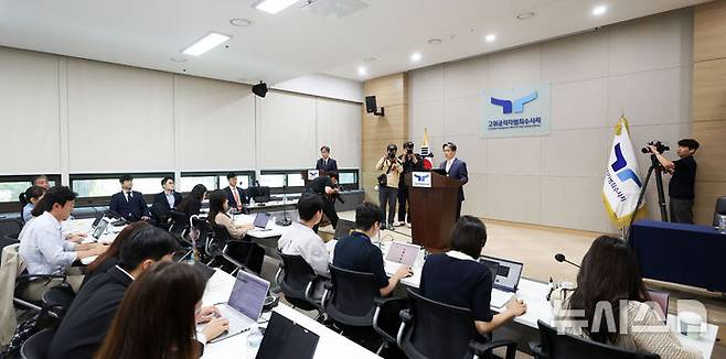 [과천=뉴시스] 김선웅 기자 = 오동운 고위공직자범죄수사처장이 17일 경기 과천시 정부과천청사 공수처에서 출입기자단과 간담회를 하고 있다. 2025.06.17. mangusta@newsis.com