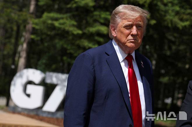 [카나나스키스=AP/뉴시스] 도널드 트럼프 미국 대통령이 16일(현지 시간) 캐나다 캐내내스키스에서 주요 7개국(G7) 정상회의를 계기로 키어 스타머 영국 총리와 회담 후 기자회견 하고 있다. 2025.06.17.