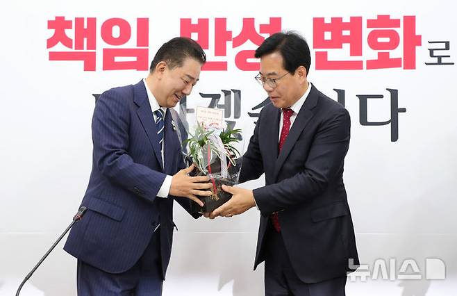 [서울=뉴시스] 김명년 기자 = 김병기(왼쪽) 더불어민주당 대표 직무대행 겸 원내대표가 17일 서울 여의도 국회에서 국민의힘 송언석 원내대표를 예방해 축하난을 전달하고 있다.(공동취재) 2025.06.17. photo@newsis.com