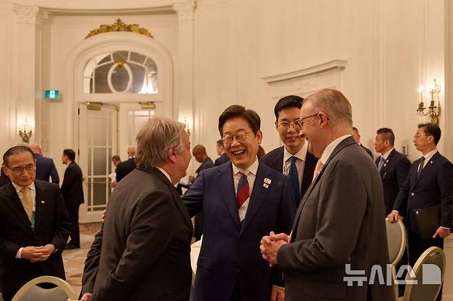 [캘거리=뉴시스] 최진석 기자 = 이재명 대통령이 16일(현지 시간) 캘거리 한 호텔에서 열린 다니엘 스미스 앨버타주 수상 주재 G7 초청국 리셉션에 참석하고 있다. (공동취재) 2025.06.17. myjs@newsis.com