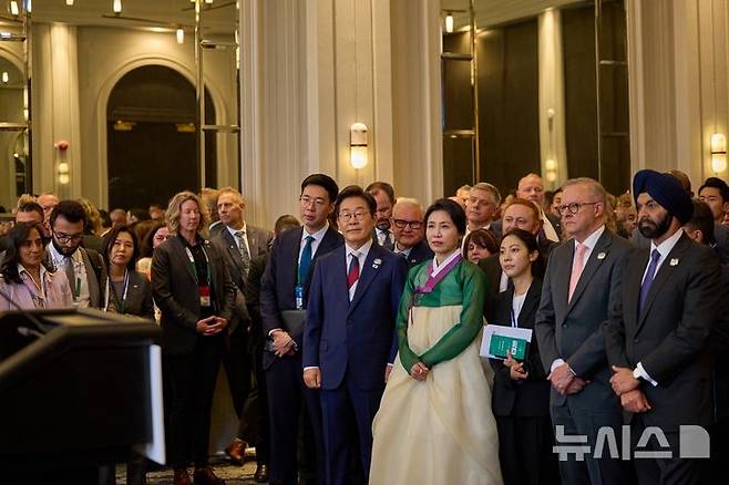 [캘거리=뉴시스] 최진석 기자 = 이재명 대통령과 부인 김혜경 여사가 16일(현지 시간) 캘거리 한 호텔에서 열린 다니엘 스미스 앨버타주 수상 주재 G7 초청국 리셉션에 참석하고 있다. (공동취재) 2025.06.17. myjs@newsis.com