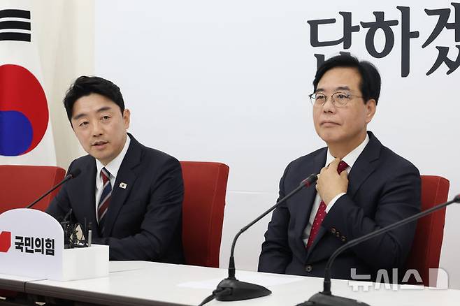 [서울=뉴시스] 고승민 기자 = 강훈식 대통령 비서실장이 17일 서울 여의도 국회에서 송언석 국민의힘 원내대표를 만나 인사말을 하고 있다. 2025.06.17. kkssmm99@newsis.com