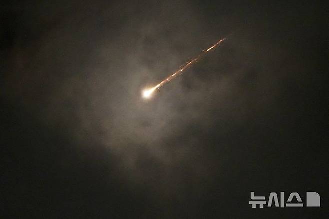 [예루살렘=AP/뉴시스] 16일(현지 시간) 예루살렘에서 이란의 미사일 발사에 따른 공습경보가 발령된 가운데 구름 사이로 발사체가 궤적을 그리며 비행하고 있다. 2025.06.16.