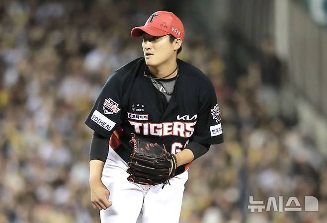 [서울=뉴시스] 정병혁 기자 = 5일 서울 송파구 잠실야구장에서 열린 2025 KBO리그 KIA 타이거즈와 두산 베어스의 경기, 7회말 2사 주자없는 상황 두산 여동건을 삼진으로 잡아낸 KIA 선발 김도현이 기뻐하고 있다. 2025.06.05. jhope@newsis.com