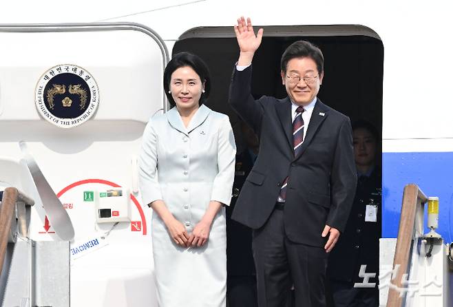 이재명 대통령과 부인 김혜경 여사가 캐나다에서 열리는 주요7개국(G7) 정상회의 참석을 위해 16일 오후 경기도 성남 서울공항을 통해 출국하고 있다. 취임 12일 만의 첫 해외 방문에 나서는 이 대통령은 의장국인 캐나다의 공식 초청에 따라 옵서버(참관국) 자격으로 G7 정상회의에 참석한다. 류영주 기자