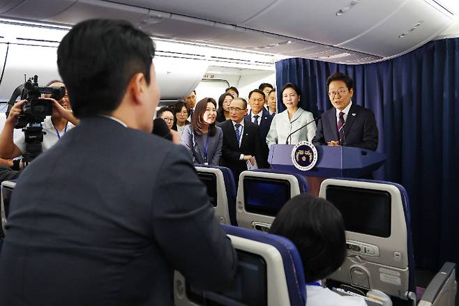 공군 1호기 기자간담회 갖는 이재명 대통령. 연합뉴스
